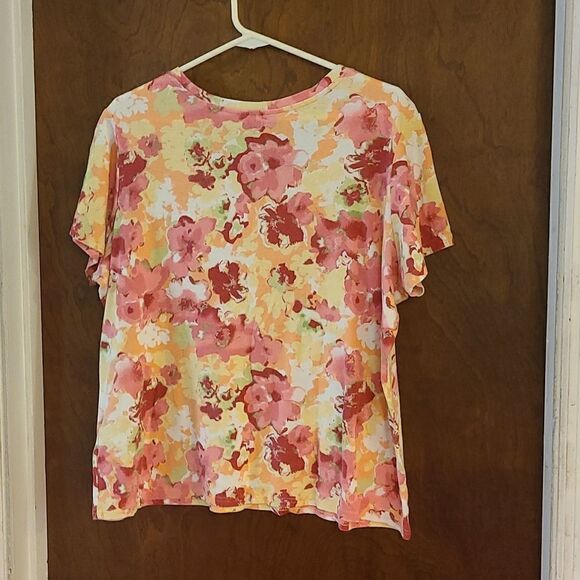 1X Basic Edition Short Sleeved Floral Top - Picture 2 of 5